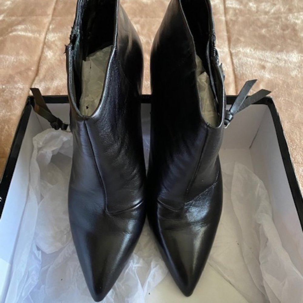 BOUTIQUE 9 Black Leather Heel Booties